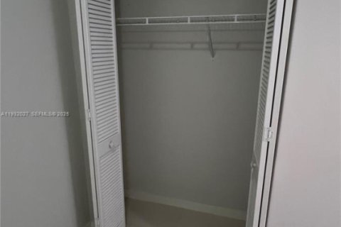 Condo in Doral, Florida, 1 bedroom № 1990560 - photo 8