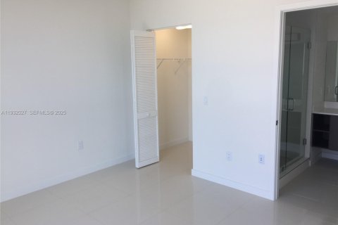 Condo in Doral, Florida, 1 bedroom № 1990560 - photo 5