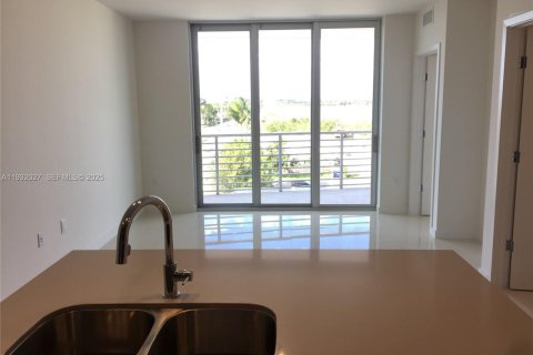 Condo in Doral, Florida, 1 bedroom № 1990560 - photo 2