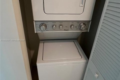 Condo in Doral, Florida, 1 bedroom № 1990560 - photo 10