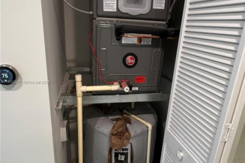 Condo in Doral, Florida, 1 bedroom № 1990560 - photo 9