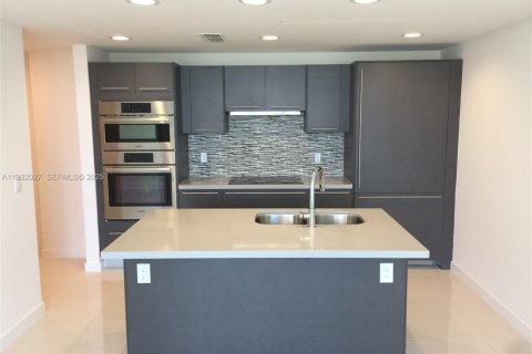 Condo in Doral, Florida, 1 bedroom № 1990560 - photo 1