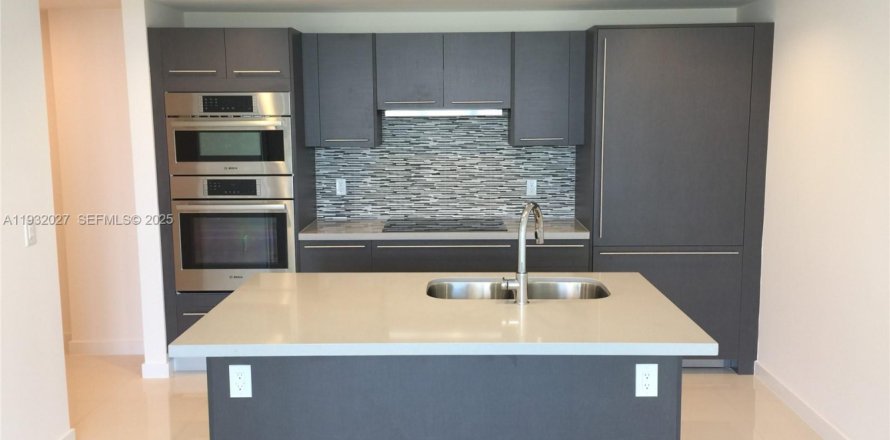 Condo in Doral, Florida, 1 bedroom № 1990560