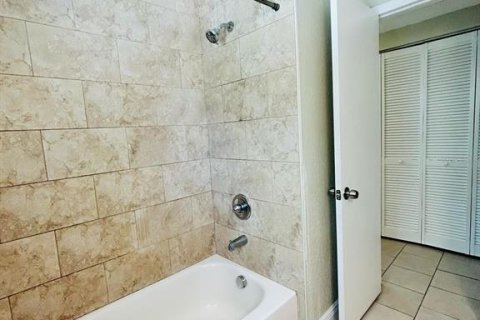 Casa en alquiler en Tampa, Florida, 3 dormitorios, 93.83 m2 № 1877364 - foto 11