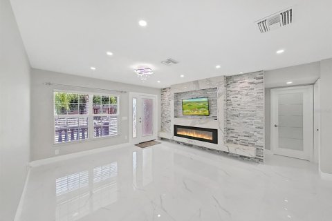 House in Tampa, Florida 4 bedrooms, 174.75 sq.m. № 1822714 - photo 7