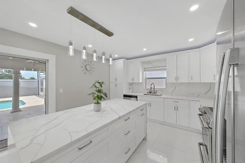 House in Tampa, Florida 4 bedrooms, 174.75 sq.m. № 1822714 - photo 13