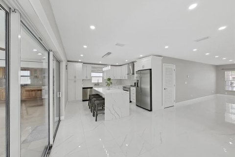 House in Tampa, Florida 4 bedrooms, 174.75 sq.m. № 1822714 - photo 10