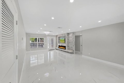 House in Tampa, Florida 4 bedrooms, 174.75 sq.m. № 1822714 - photo 8