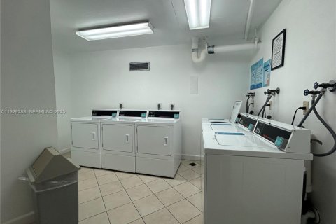 Condo in Pembroke Pines, Florida, 1 bedroom № 1989055 - photo 18