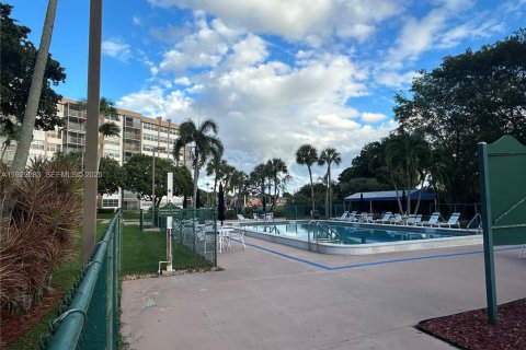 Condo in Pembroke Pines, Florida, 1 bedroom № 1989055 - photo 24