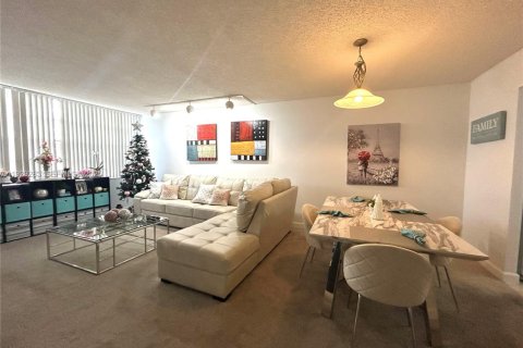 Condo in Pembroke Pines, Florida, 1 bedroom № 1989055 - photo 4