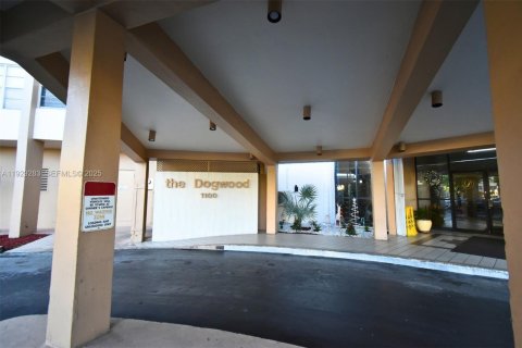 Condo in Pembroke Pines, Florida, 1 bedroom № 1989055 - photo 21