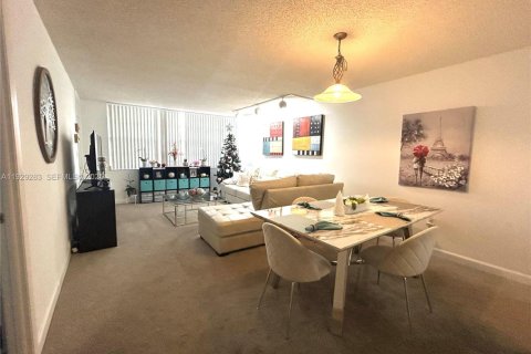 Condo in Pembroke Pines, Florida, 1 bedroom № 1989055 - photo 3