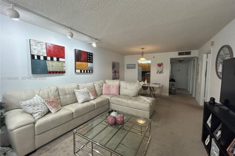 Condo in Pembroke Pines, Florida, 1 bedroom № 1989055 - photo 6