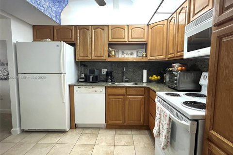 Condo in Pembroke Pines, Florida, 1 bedroom № 1989055 - photo 1