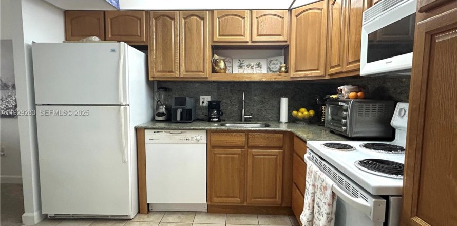 Condo in Pembroke Pines, Florida, 1 bedroom № 1989055