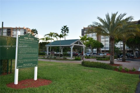 Condo in Pembroke Pines, Florida, 1 bedroom № 1989055 - photo 30