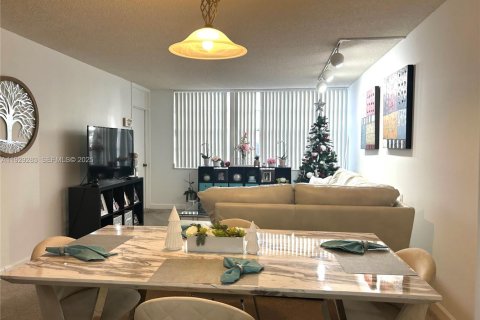 Condo in Pembroke Pines, Florida, 1 bedroom № 1989055 - photo 5