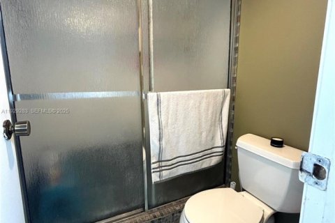 Condo in Pembroke Pines, Florida, 1 bedroom № 1989055 - photo 13