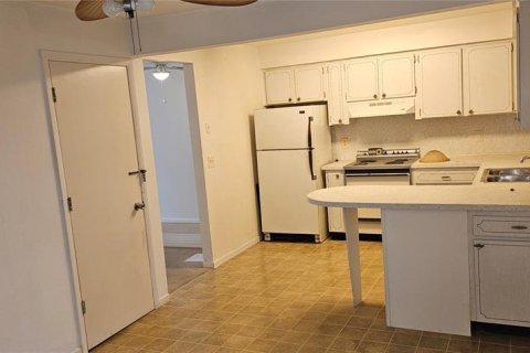 Condo in Pinellas Park, Florida, 2 bedrooms  № 1560586 - photo 5