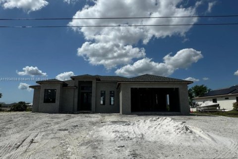 House in Cape Coral, Florida 3 bedrooms, 180.23 sq.m. № 1076152 - photo 1