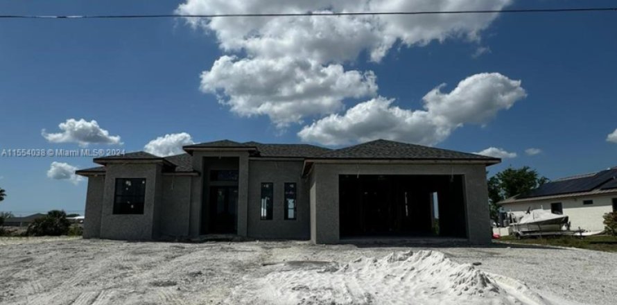 House in Cape Coral, Florida 3 bedrooms, 180.23 sq.m. № 1076152