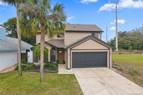 House in Casselberry, Florida 3 bedrooms, 176.42 sq.m. № 1560775 - photo 1