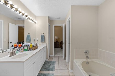 House in Casselberry, Florida 3 bedrooms, 176.42 sq.m. № 1560775 - photo 23
