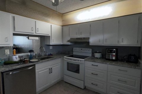 Купить кондоминиум в Лодердейл-Лейкс, Флорида 2 спальни, 93.83м2, № 2086859 - фото 9
