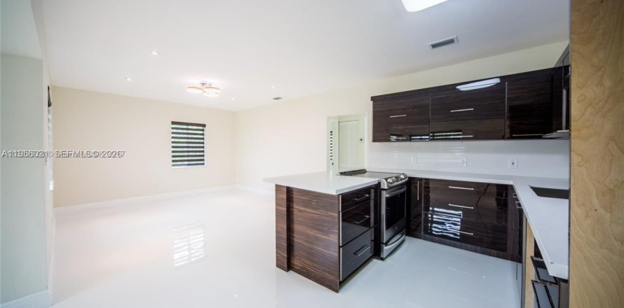Casa en North Miami Beach, Florida 3 dormitorios, 134.71 m2 № 2010465