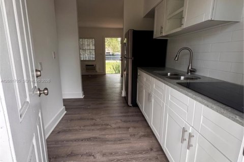 House in Miami, Florida 1 bedroom № 2068942