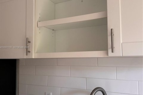 Casa en alquiler en Miami, Florida, 1 dormitorio № 2068942 - foto 5
