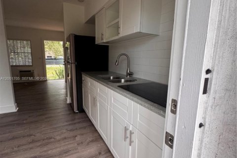 Casa en alquiler en Miami, Florida, 1 dormitorio № 2068942 - foto 12