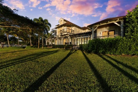 House in Stuart, Florida 5 bedrooms, 547.57 sq.m. № 2000231 - photo 8