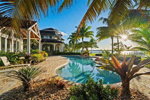 House in Stuart, Florida 5 bedrooms, 547.57 sq.m. № 2000231