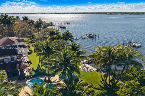 House in Stuart, Florida 5 bedrooms, 547.57 sq.m. № 2000231 - photo 9