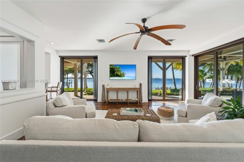 House in Stuart, Florida 5 bedrooms, 547.57 sq.m. № 2000231 - photo 13