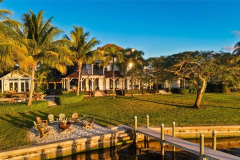 House in Stuart, Florida 5 bedrooms, 547.57 sq.m. № 2000231 - photo 2