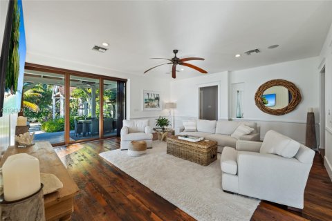 House in Stuart, Florida 5 bedrooms, 547.57 sq.m. № 2000231 - photo 14