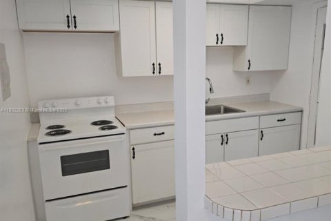 Купить коммерческую недвижимость в Норт-Майами-Бич, Флорида № 2035731 - фото 11