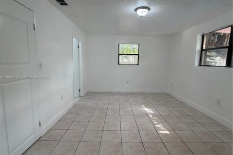 Villa ou maison à louer à North Miami, Floride: 2 chambres, 182.09 m2 № 2269965 - photo 9