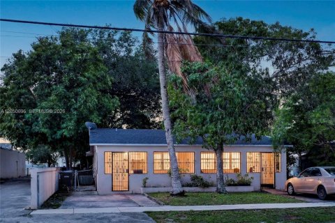 Villa ou maison à North Miami, Floride 2 chambres, 182.09 m2 № 2269965