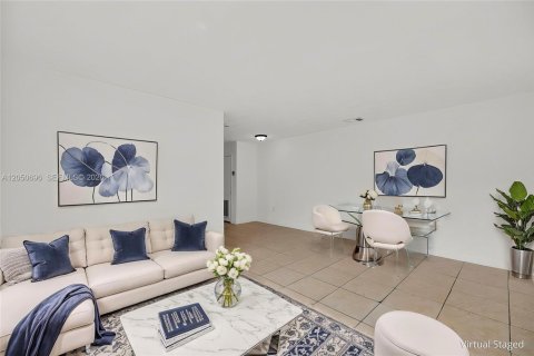 Villa ou maison à louer à North Miami, Floride: 2 chambres, 182.09 m2 № 2269965 - photo 3
