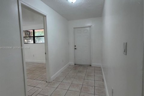 Villa ou maison à louer à North Miami, Floride: 2 chambres, 182.09 m2 № 2269965 - photo 11