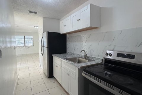 Villa ou maison à louer à North Miami, Floride: 2 chambres, 182.09 m2 № 2269965 - photo 5
