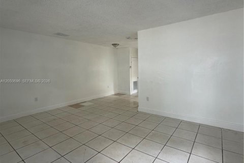 Villa ou maison à louer à North Miami, Floride: 2 chambres, 182.09 m2 № 2269965 - photo 4