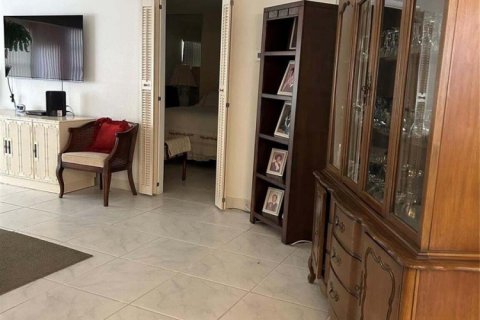 Condo in Lauderdale Lakes, Florida, 1 bedroom № 2184259 - photo 4