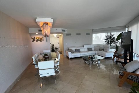 Condo in Sunny Isles Beach, Florida, 3 bedrooms  № 1741444 - photo 16