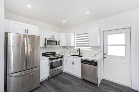 Commercial property in Coral Gables, Florida 202.81 sq.m. № 1957890 - photo 14