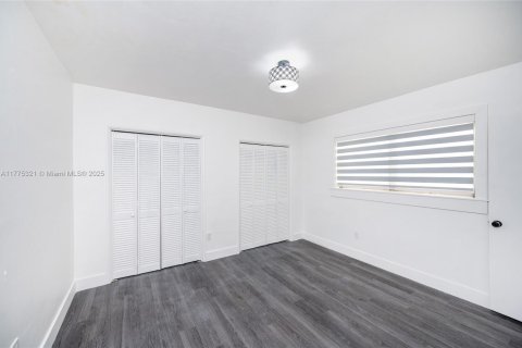 Commercial property in Coral Gables, Florida 202.81 sq.m. № 1957890 - photo 17